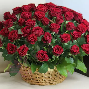 FLORPRO 71 красная роза Ред Наоми в корзине