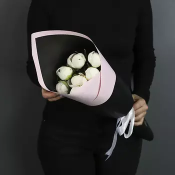 FLORPRO 7 белых пионов в дизайнерской упаковке