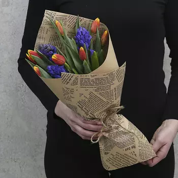 FLORPRO 7 красно-оранжевых тюльпана и 3 гиацинта в упаковке (мин. заказ от 5 шт)