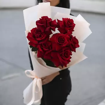 FLORPRO 7 красных эквадорских роз в дизайнерской упаковке