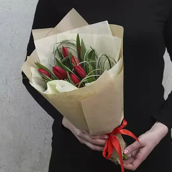 FLORPRO 7 красных тюльпанов с зеленью в упаковке (мин. заказ от 5 шт)