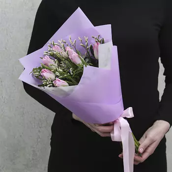 FLORPRO 7 розовых тюльпанов с зеленью в упаковке (мин. заказ от 5 шт)