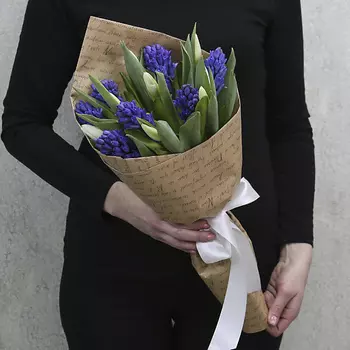 FLORPRO 7 синих гиацинтов и 8 белых тюльпанов в упаковке (мин. заказ от 5 шт)