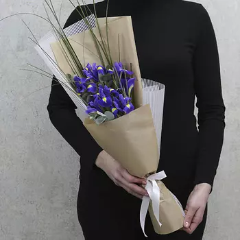 FLORPRO 7 синих ирисов с зеленью в упаковке (мин. заказ от 5 шт)