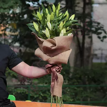 FLORPRO 9 белых лилий в мешковине