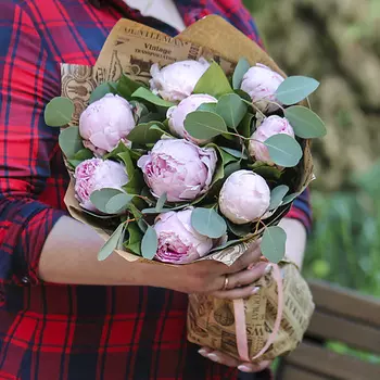 FLORPRO 9 пионов Сара Бернар с эвкалиптом в крафт бумаге