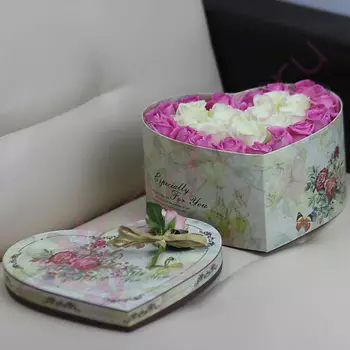 FLORPRO Бело-розовое сердце из 29 роз в шляпной коробке