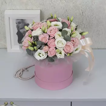 FLORPRO Белые эустомы и пионовидные розы с эвкалиптом в коробке "Нежное послание"