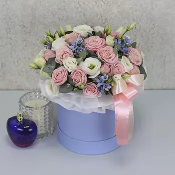 FLORPRO Белые эустомы и пионовидные розы с эвкалиптом в коробке "Воображаемая вселенная"