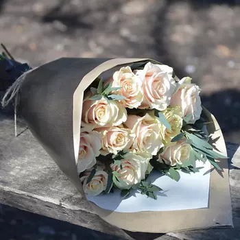 FLORPRO Букет «11 кремовых роз с фисташкой»