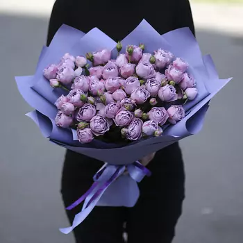 FLORPRO Букет из 15 кустовых пионовидных роз Лавендер Бабблс в дизайнерской упаковке