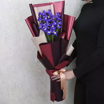 FLORPRO Букет из 15 синих ирисов в дизайнерской упаковке "Гвиннет"