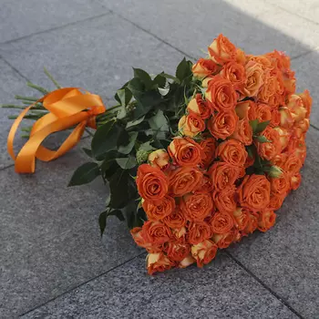 FLORPRO Букет из 21 кустовой оранжевой розы «Кинг Баблс»