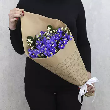 FLORPRO Букет из 25 синих ирисов с хамелациумом в упаковке "Звездная ночь"