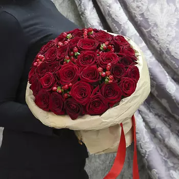 FLORPRO Букет из 35 красных роз «Алый соблазн»