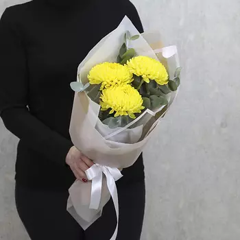 FLORPRO Букет из 3 желтых хризантем Дека с эвкалиптом "Линди"