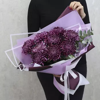 FLORPRO Букет из 9 темно-малиновых хризантем Дека с эвкалиптом "Индиго"