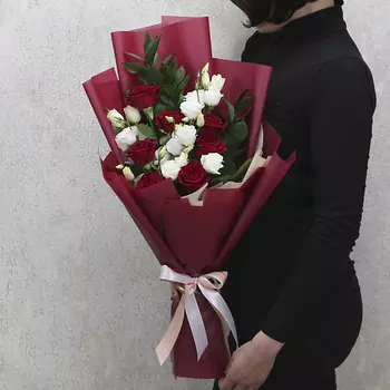 FLORPRO Букет из красных роз и белой эустомы "Примадонна"