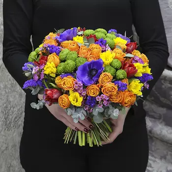 FLORPRO Букет из кустовых роз, анемонов, тюльпанов и нарциссов «Восход»