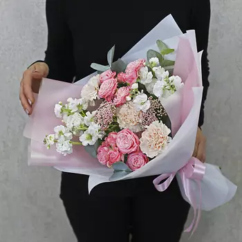 FLORPRO Букет из кустовых роз, маттиолы и гвоздики "Нежный вечер"