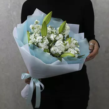 FLORPRO Букет из лилии и маттиолы кустовой белой "Нежный иней"