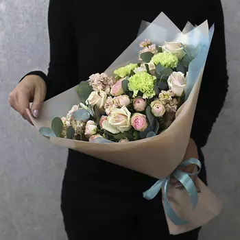 FLORPRO Букет из маттиолы, роз и гвоздики "Волнующая встреча"