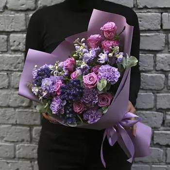 FLORPRO Букет из маттиолы, роз и гвоздики "Черничный закат"