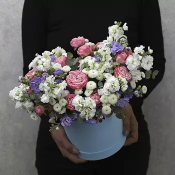 FLORPRO Букет из маттиолы, роз и хризантемы "Чистая лазурь"