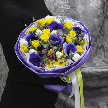 FLORPRO Букет из тюльпанов, нарциссов и анемонов «Менуэт»