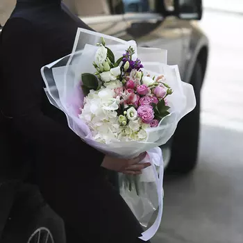 FLORPRO Букет с гортензией, кустовыми розами и эустомой «Милк шейк»
