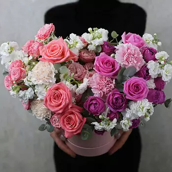 FLORPRO Коробка с розами, гвоздикой и маттиолой "Трогательное признание"