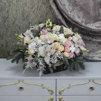 FLORPRO Корзина с цветами "Зимняя грация"