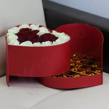 FLORPRO Красно-белое сердце из 25 роз в коробке с конфетами
