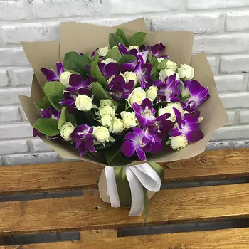 FLORPRO Кустовые белые розы и орхидея