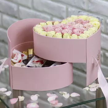 FLORPRO Розовое сердце с кустовыми розами и конфетами