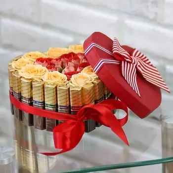 FLORPRO Сердце из конфет с розами