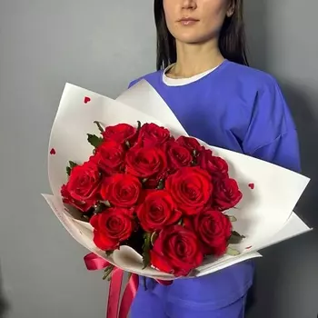 GLOW FLOWERS 15 красных роз в белой упаковке