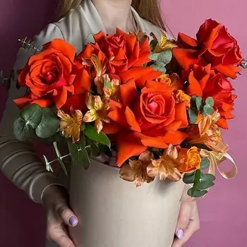 GLOW FLOWERS Большая коробка с цветами из альстромерии и роз