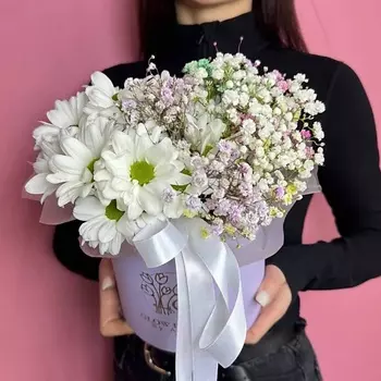 GLOW FLOWERS Букет хризантема и гипсафила в шляпной коробке