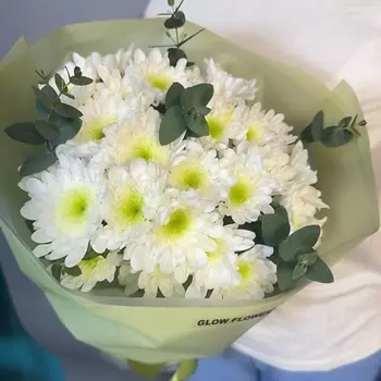 GLOW FLOWERS Букет из 5 кустовых хризантем и эвкалипта