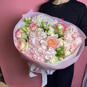 GLOW FLOWERS Букет из эустомы, роз и гортензии