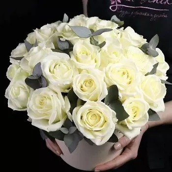GLOW FLOWERS Букет из белых роз в шляпной коробке