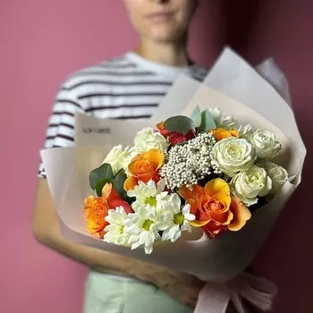 GLOW FLOWERS Букет из кустовых роз и хризантем