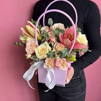 GLOW FLOWERS Букет из лилии и роз в сумочке