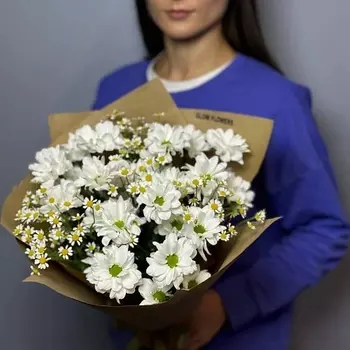 GLOW FLOWERS Букет кустовых хризантем и ромашки