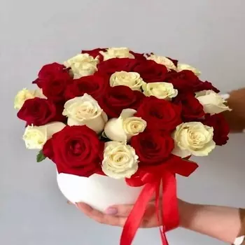 GLOW FLOWERS Букет роз в шляпной коробке