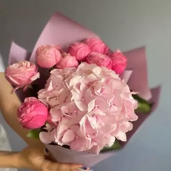 GLOW FLOWERS Букет с гортензией и розами