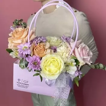 GLOW FLOWERS Букет с розами и эустомой на день рождения