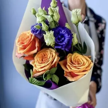 GLOW FLOWERS Букет с розами и эустомой