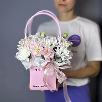 GLOW FLOWERS Букет живые цветы с эустомой и хризантемой в сумочке для ваших близких